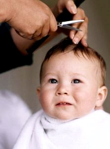 Первый поход малыша в парикмахерскую.