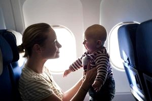 Полет в самолете с детьми: 10 полезных советов. Что необходимо иметь при себе?